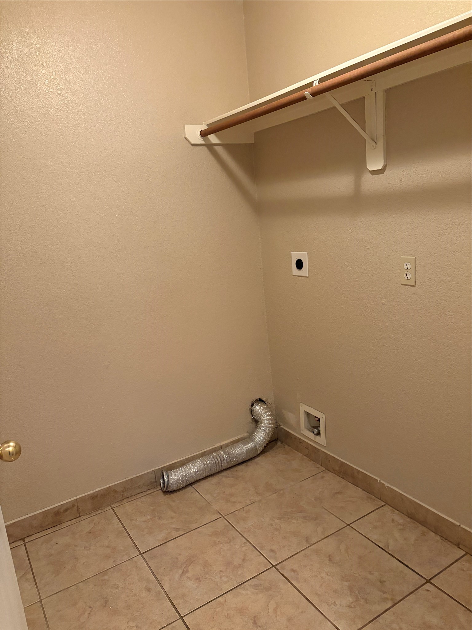 13230 Montclair Point Court Houston, TX 77047 - Photo 9 of 16 a view of a garage