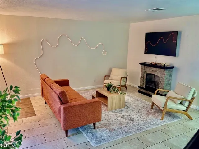 $1,950 | 544 Oakbrook Lane, Las Vegas, NV 89169