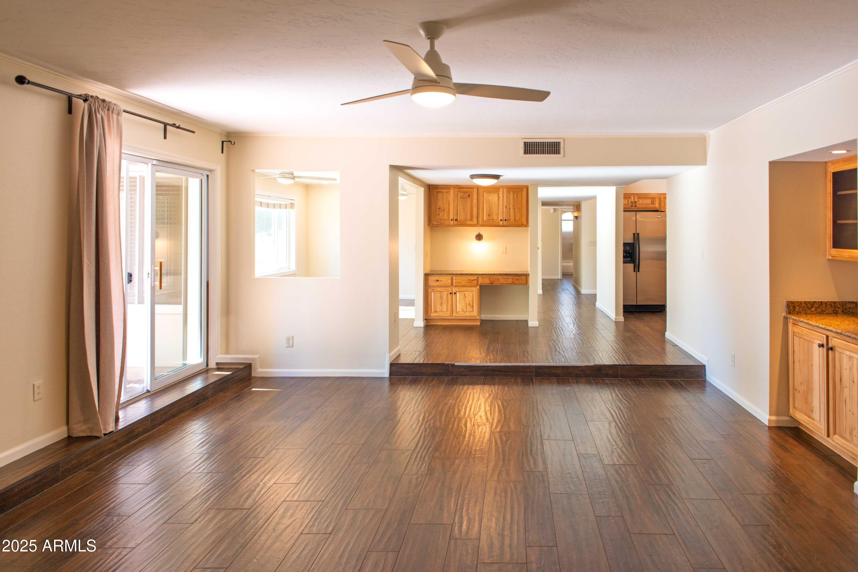 7551 East Gold Dust Avenue Scottsdale, AZ 85258 - Photo 4 of 19 Living room