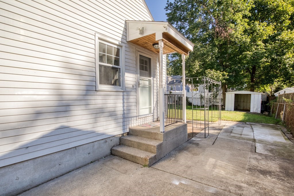 207 Groveland Street Springfield, MA 01108 - Photo 4 of 34 Gallery Image 4