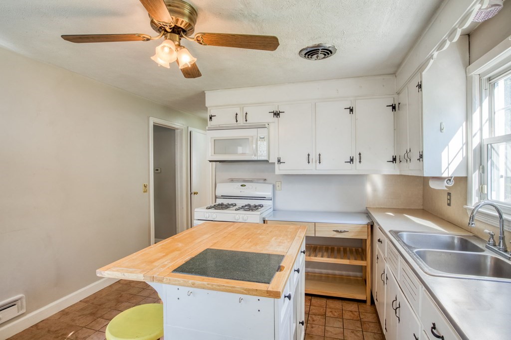 207 Groveland Street Springfield, MA 01108 - Photo 7 of 34 Gallery Image 7