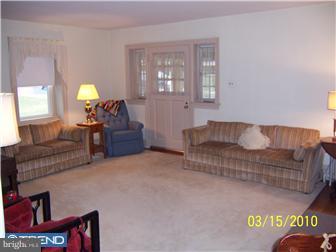 117 Crestview Road Upper Darby, PA 19082 - Photo 4 of 12 Living Room