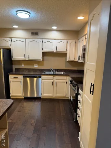 $2,300 | 698 Trailcrest Court, Unit 5, Kirkwood, MO 63122