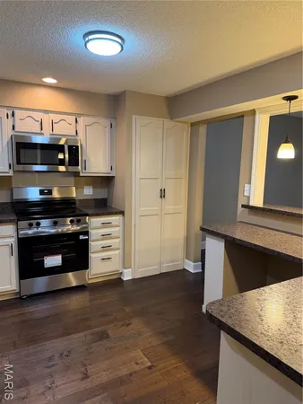 $2,300 | 698 Trailcrest Court, Unit 5, Kirkwood, MO 63122