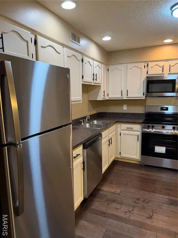 $2,300 | 698 Trailcrest Court, Unit 5, Kirkwood, MO 63122