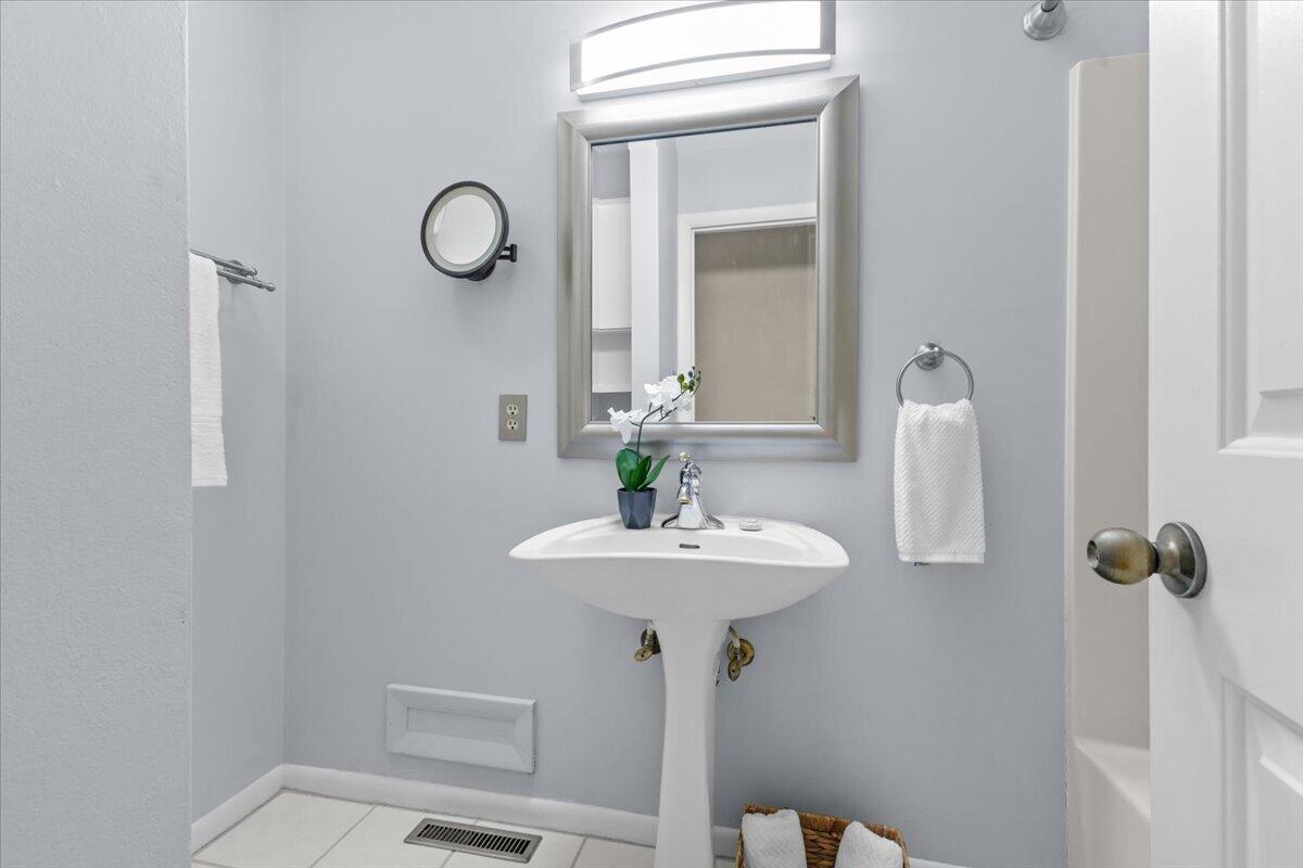 5751 Cox Hopkins Road Roanoke, VA 24014 - Photo 25 of 48 Hall Bath