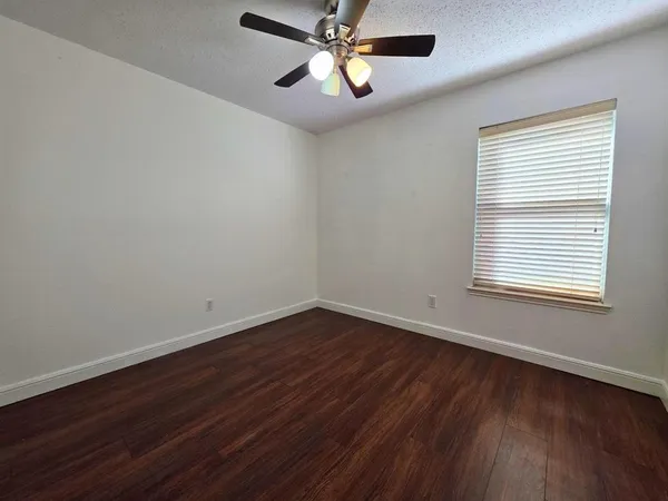 $2,600 | 304 East Clover Park Drive, Fort Worth, TX 76140