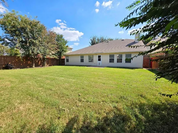 $2,600 | 304 East Clover Park Drive, Fort Worth, TX 76140