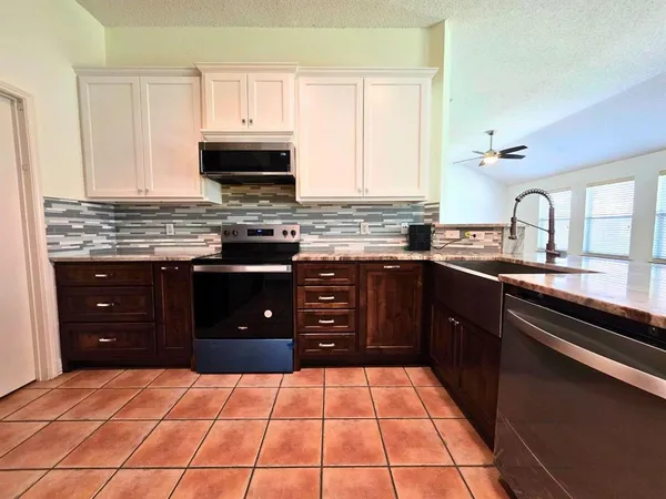 $2,600 | 304 East Clover Park Drive, Fort Worth, TX 76140