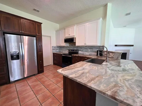 $2,600 | 304 East Clover Park Drive, Fort Worth, TX 76140