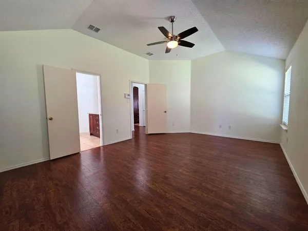 $2,600 | 304 East Clover Park Drive, Fort Worth, TX 76140