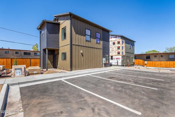 $635,000 | 302 West Oak Avenue, Unit 3, Flagstaff, AZ 86001