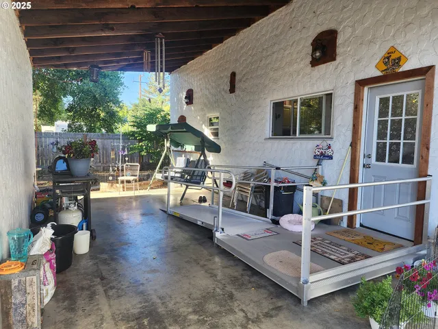 $310,000 | 867 Northeast Johnson Street, Myrtle Creek, OR 97457