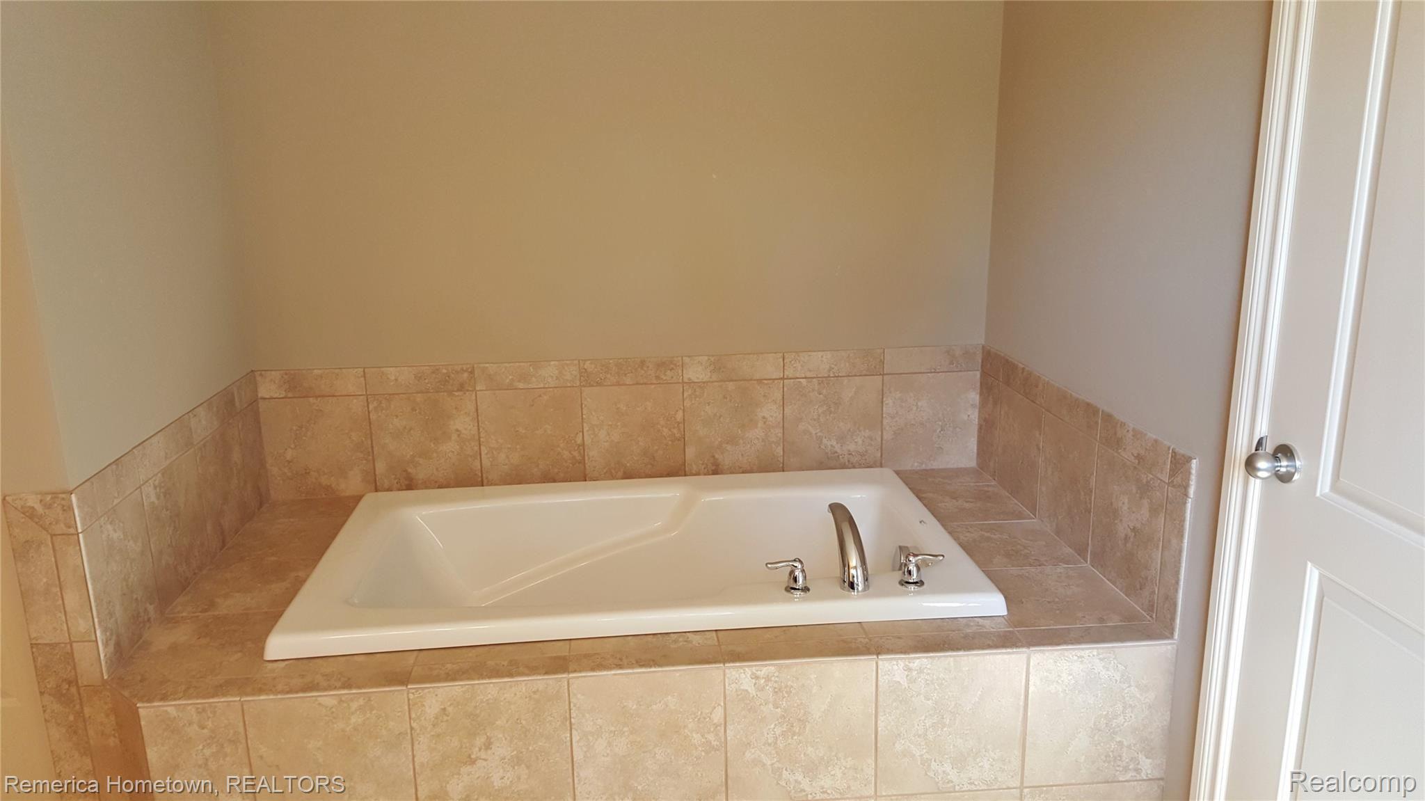 19315 Inkster Road Livonia, MI 48152 - Photo 11 of 15 4.6 Ceramic Tub Surround