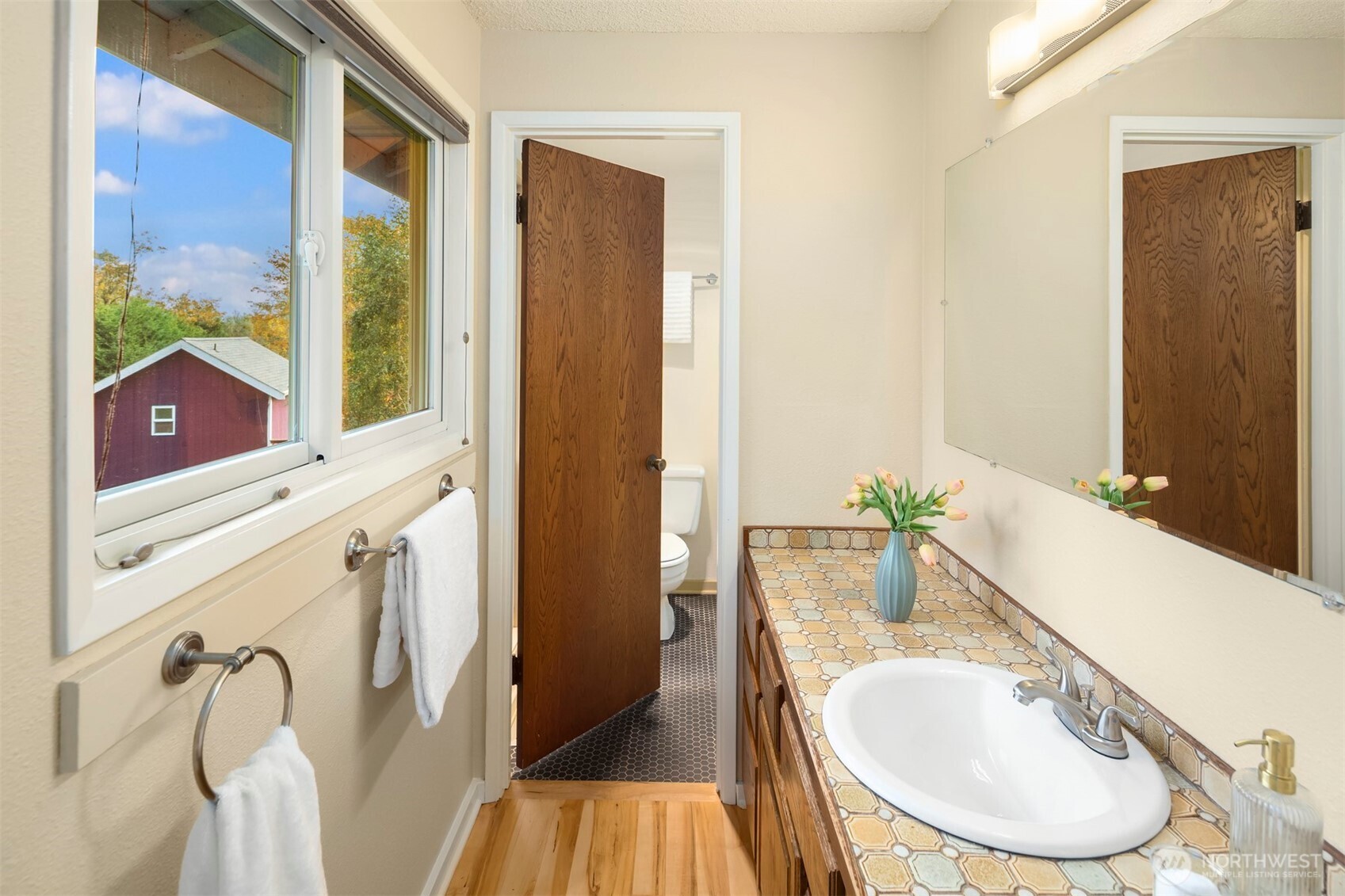 10514 Southwest 110th Street Vashon, WA 98070 - Photo 17 of 38