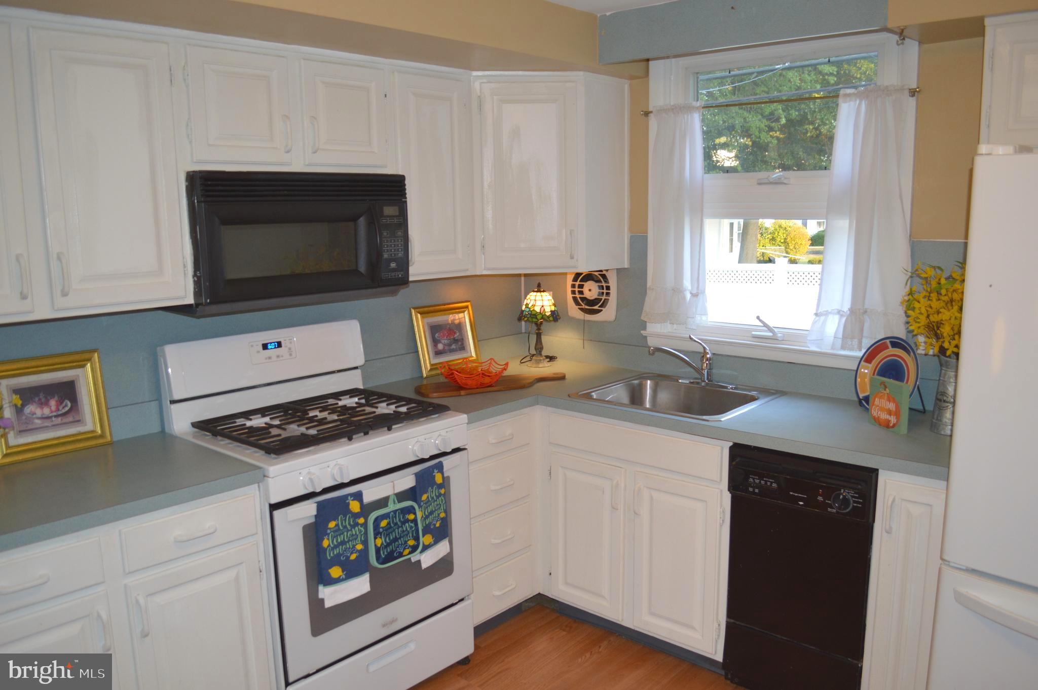 5 Cambridge Road Brookhaven, PA 19015 - Photo 4 of 41 Sunny kitchen