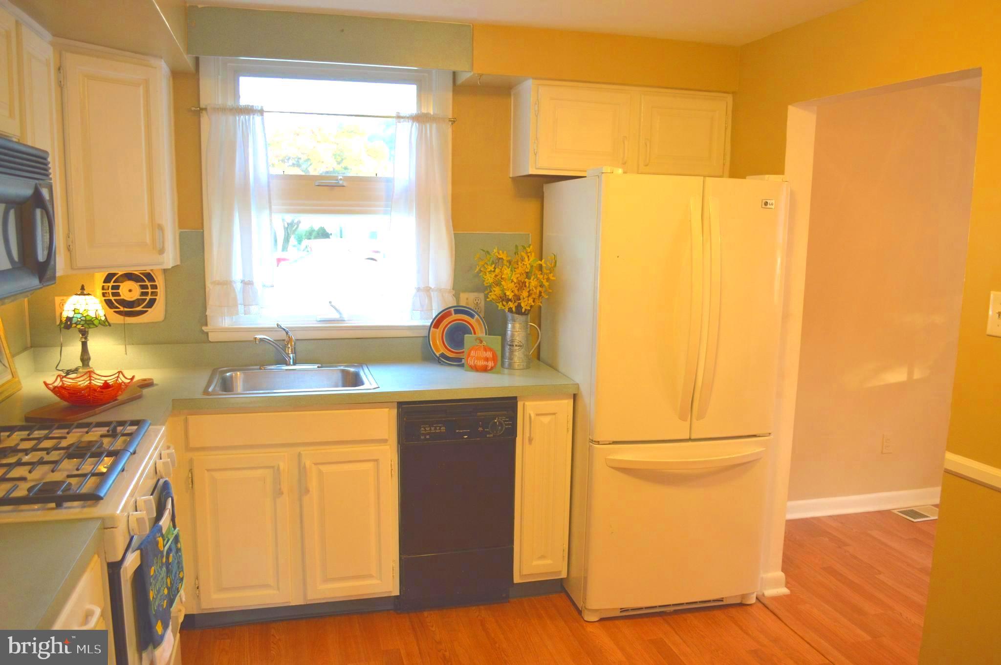 5 Cambridge Road Brookhaven, PA 19015 - Photo 31 of 41 Kitchen with window, LG frige