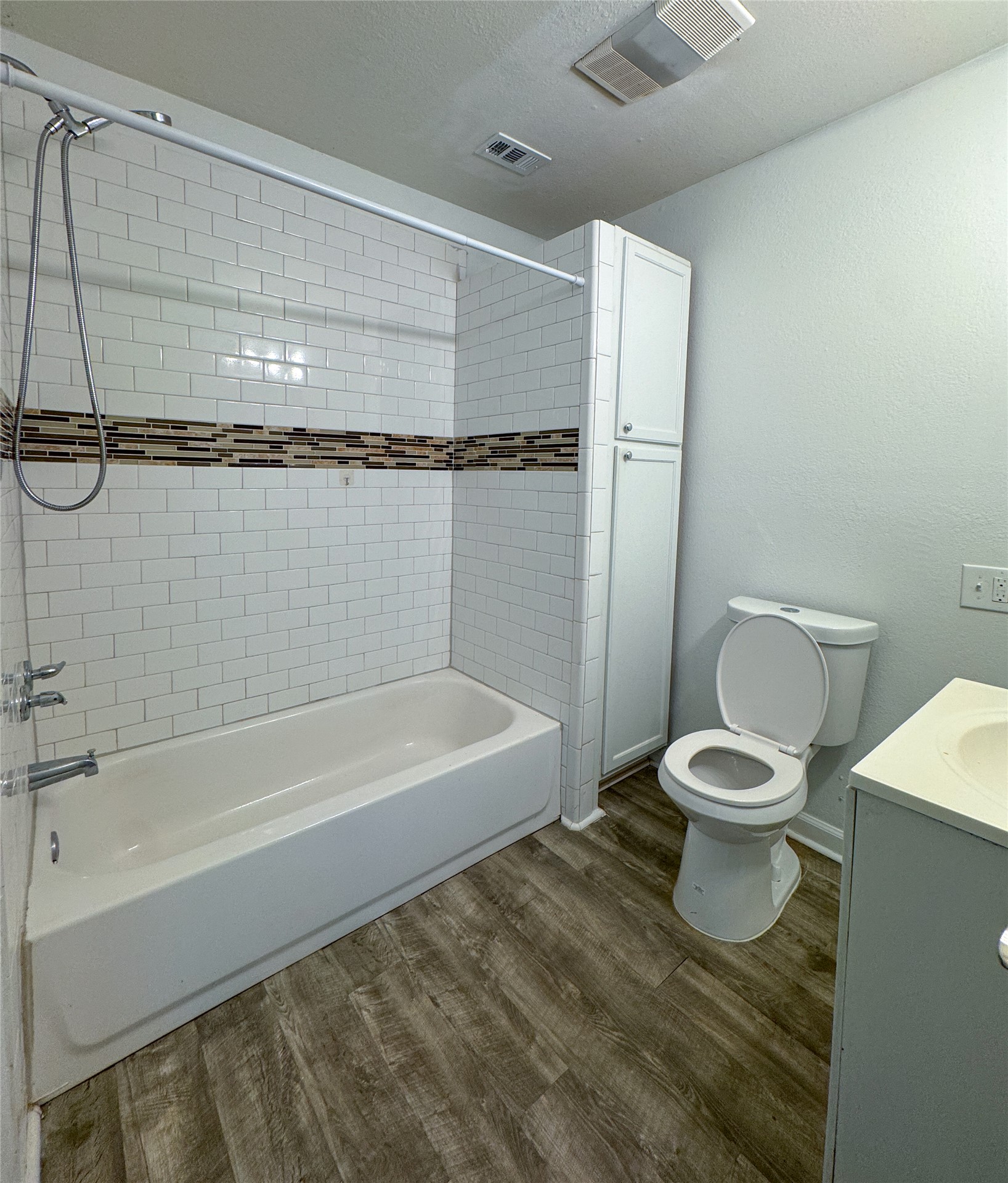 302 East Brenham Street Elgin, TX 78621 - Photo 23 of 38 Full bathroom #2