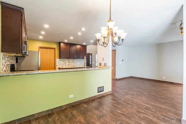 $2,400 | 2284 Woodside Drive, Carpentersville, IL 60110