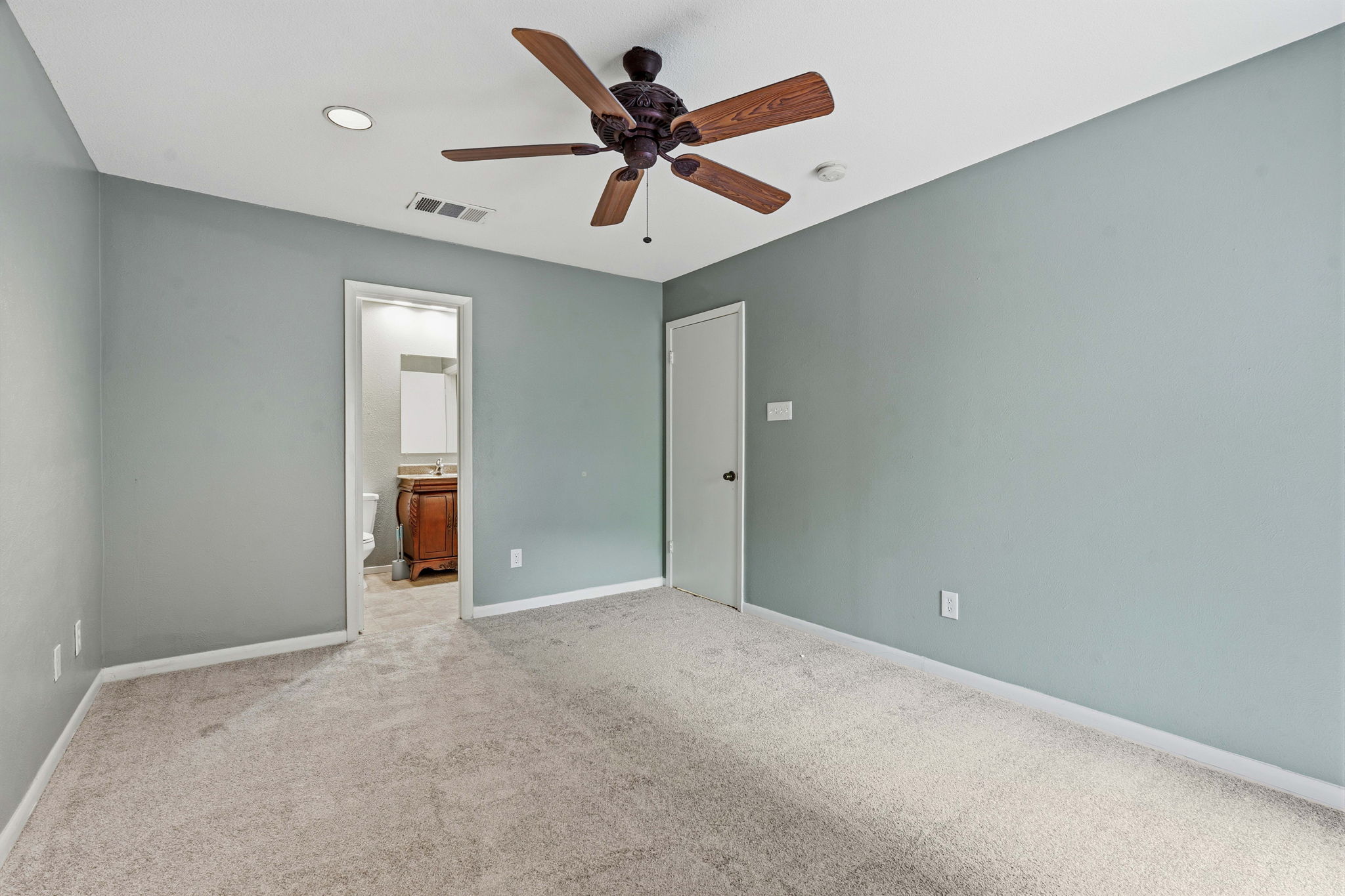 1748 Ohlen Road, Unit 24 Austin, TX 78757 - Photo 17 of 30 an empty room with closet and a ceiling fan