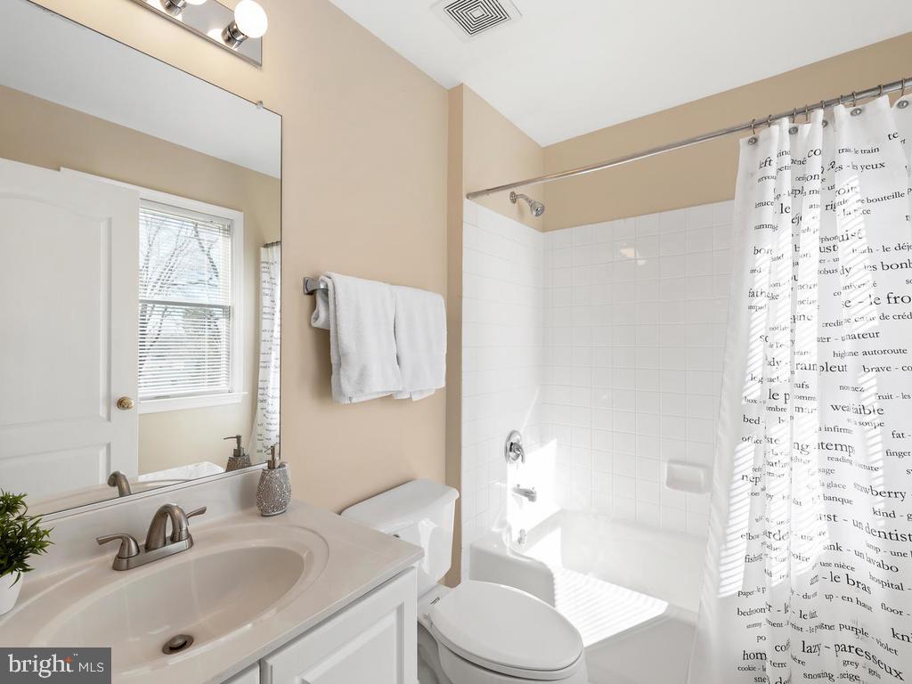 12128 Sheets Farm Road North Potomac, MD 20878 - Photo 29 of 54 Guest Bathroom
