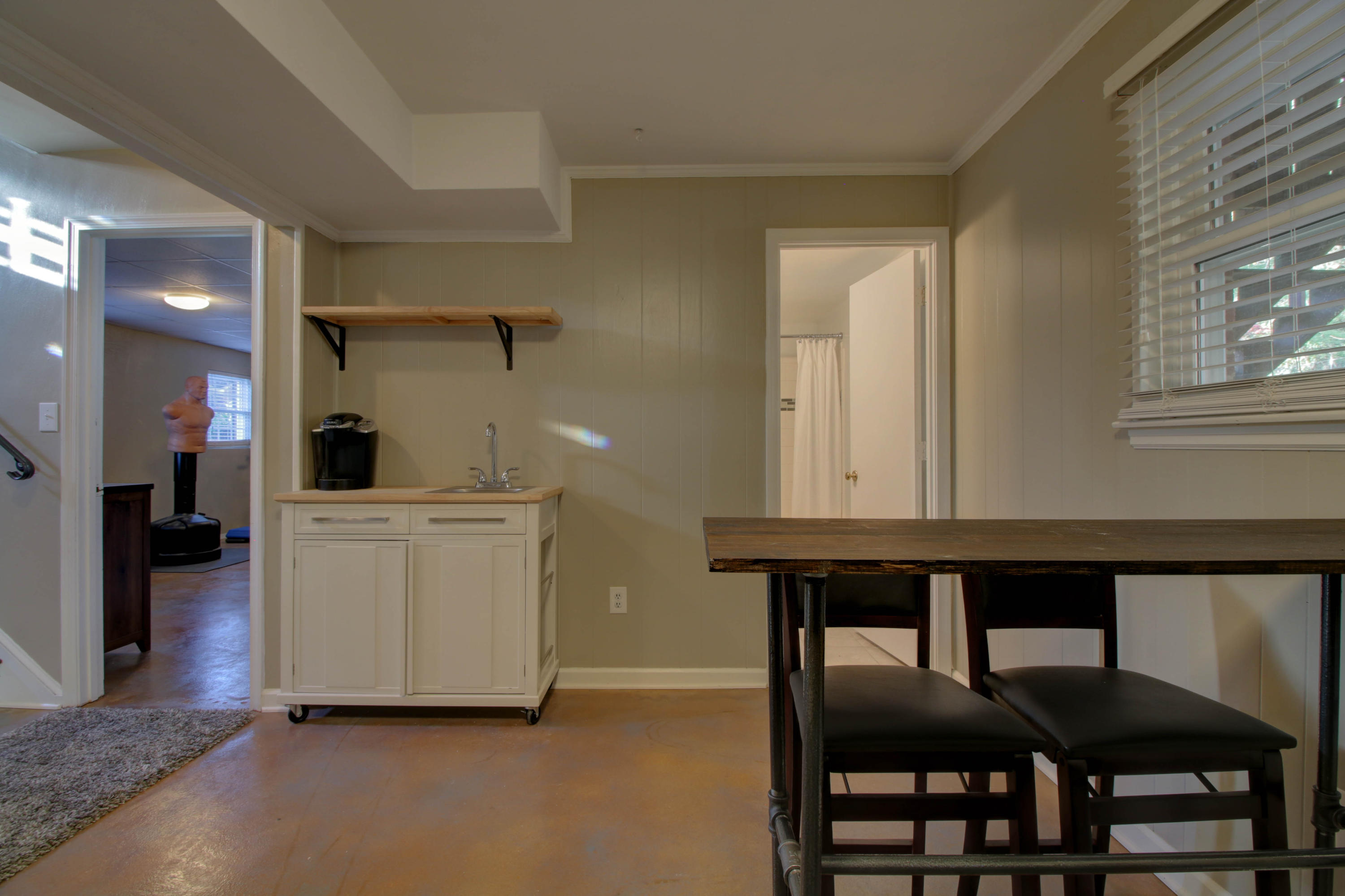 5954 Merriman Road Roanoke, VA 24018 - Photo 20 of 29 Family room w/wet bar