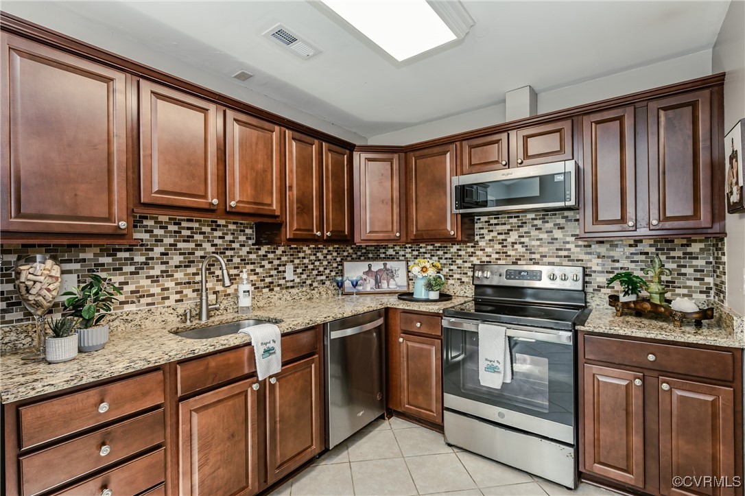 9286 Hungary Road Glen Allen, VA 23060 - Photo 30 of 50 Kitchen with stainless steel appliances, backsplas