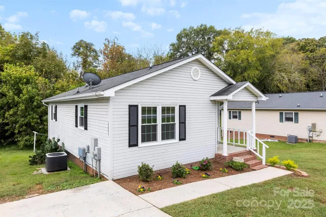 a view of a house with yard and plants