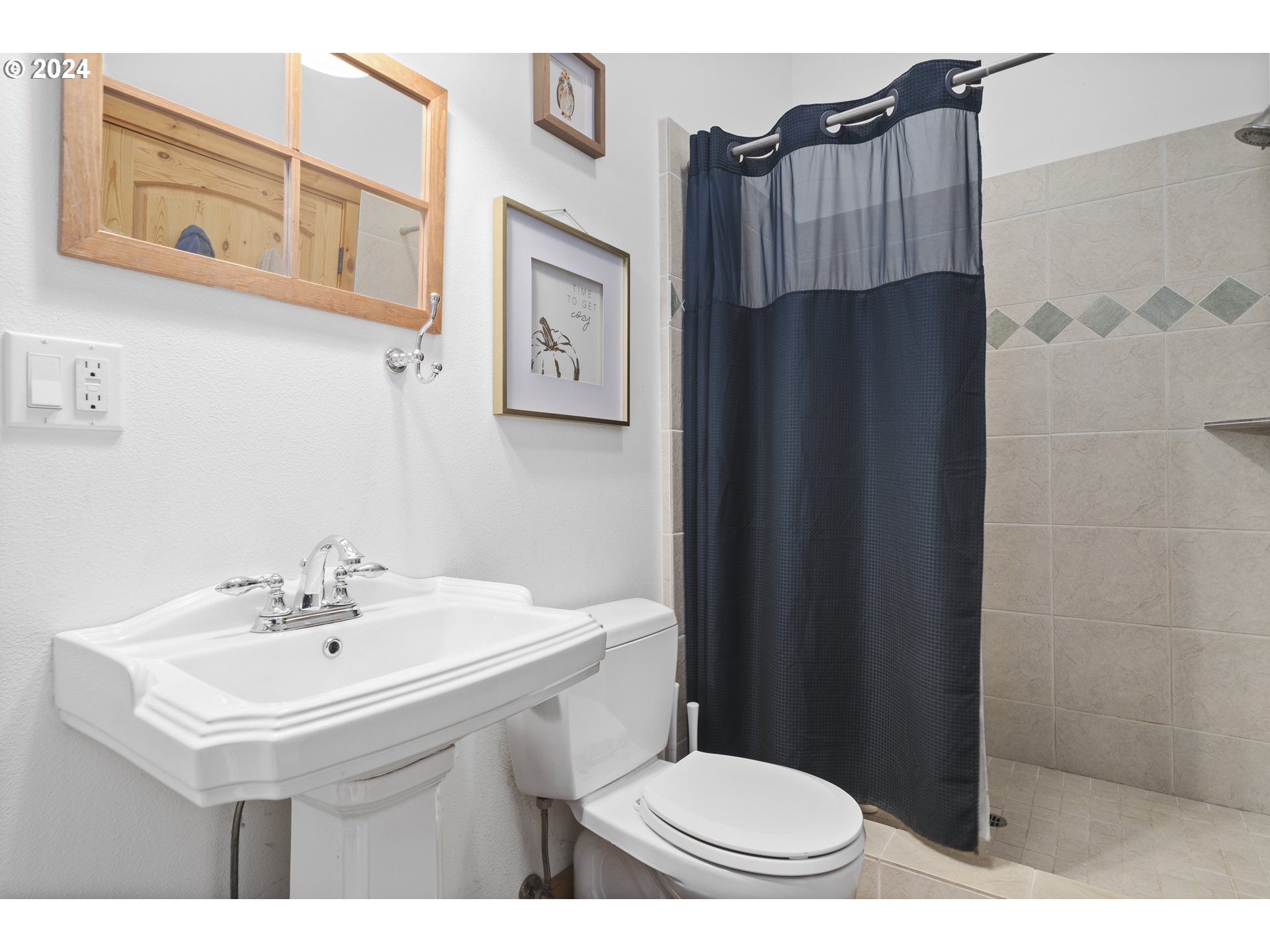 4701 Northeast Neotsu Drive Neotsu, OR 97364 - Photo 14 of 46 a bathroom with a sink toilet and a mirror
