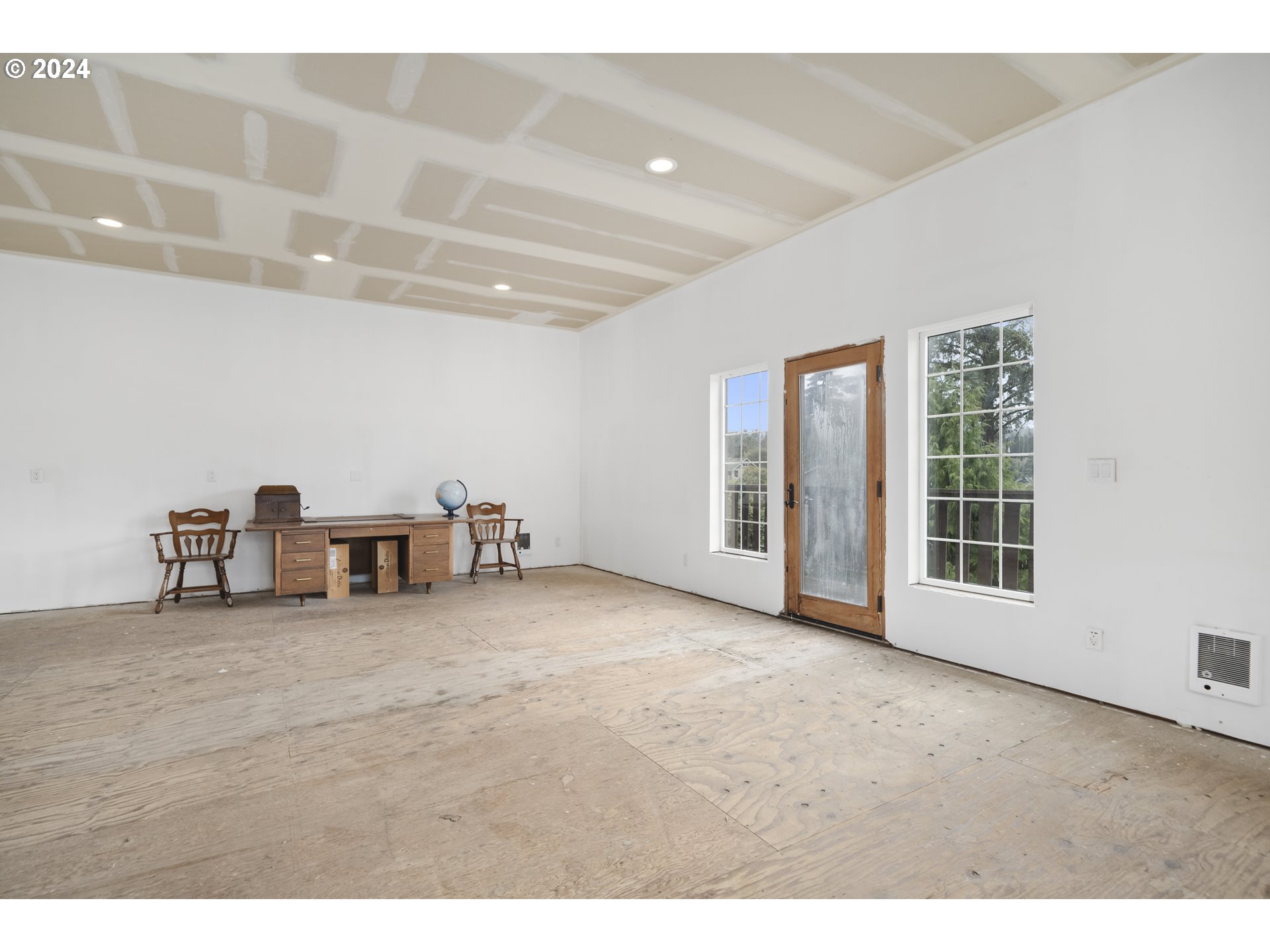 4701 Northeast Neotsu Drive Neotsu, OR 97364 - Photo 28 of 46 a view of an empty room with windows