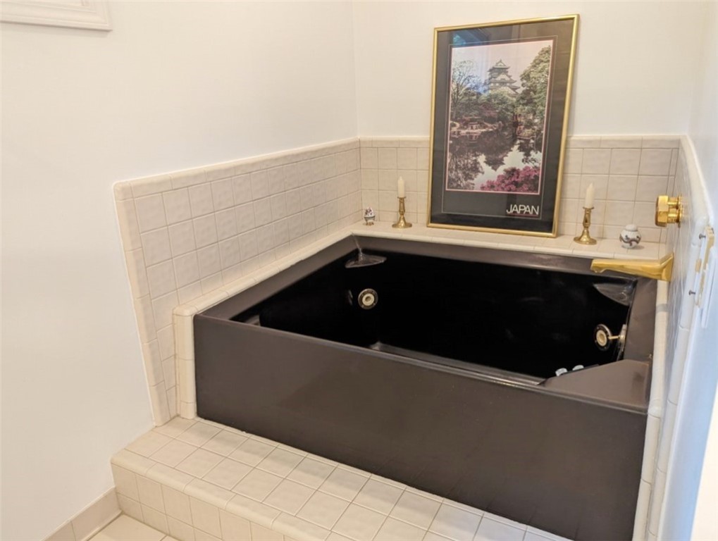 129 Sunset Point Road Anderson, SC 29626 - Photo 43 of 50 Whirlpool Tub