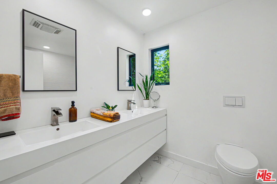 13019 Sky Valley Road Los Angeles, CA 90049 - Photo 38 of 49
