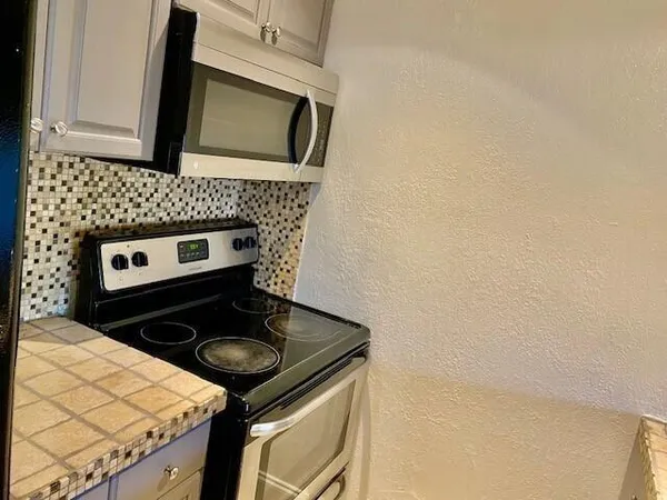 $2,100 | 6051 10th Avenue North, Unit 136, Greenacres, FL 33463