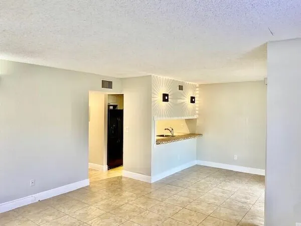 $2,100 | 6051 10th Avenue North, Unit 136, Greenacres, FL 33463