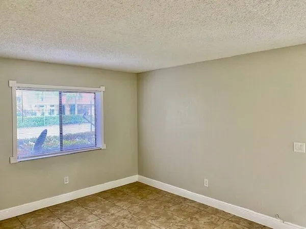 $2,100 | 6051 10th Avenue North, Unit 136, Greenacres, FL 33463