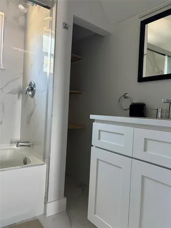 $3,000 | 2570 Loma Linda Street, Sarasota, FL 34239