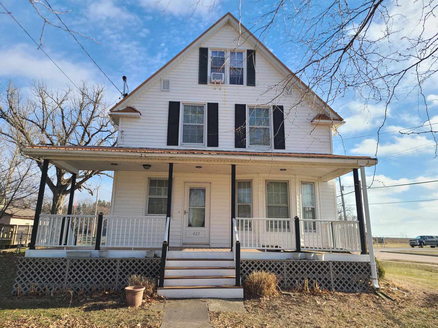 a view of a large white house