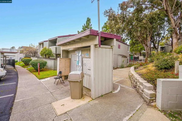 a view of a house with backyard