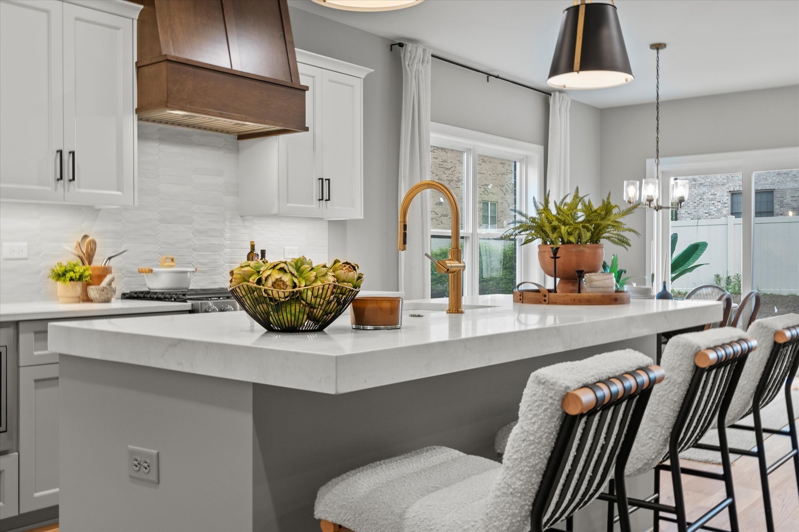 16580 Kayla Drive Lemont, IL 60439 - Photo 18 of 47 a kitchen with a table and chairs