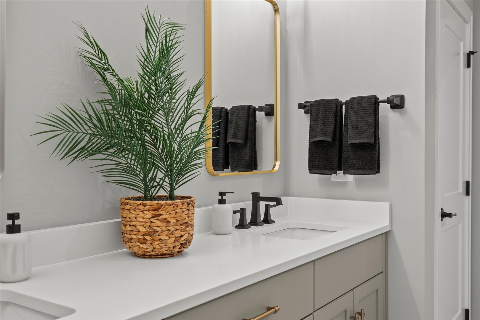 16580 Kayla Drive Lemont, IL 60439 - Photo 37 of 47 a living room with furniture and a potted plant