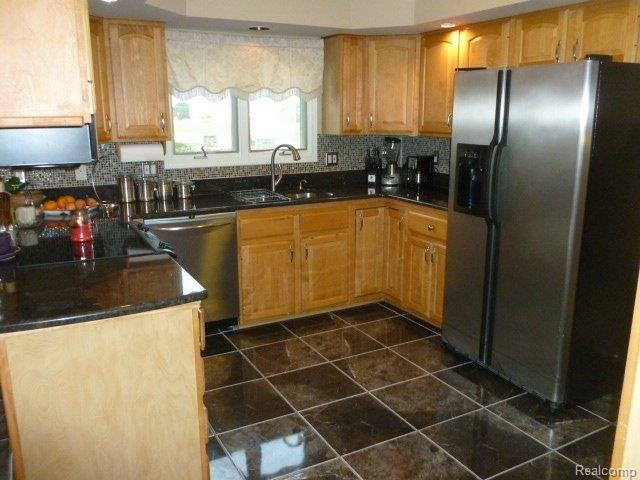 3443 15 Mile Road Sterling Heights, MI 48310 - Photo 9 of 25 Maple Cabs, Granite Counters,