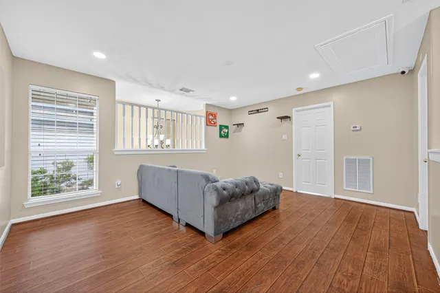 $2,000 | 647 Hollandbridge Lane, Houston, TX 77073