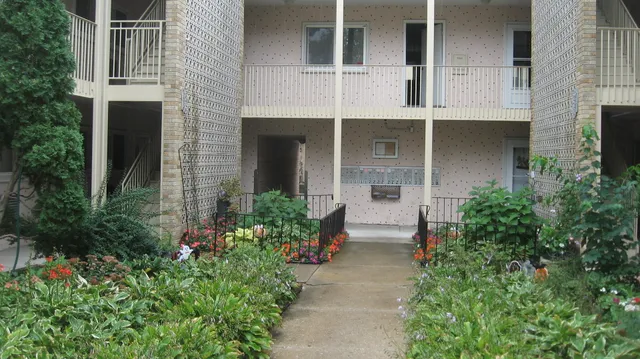 $219,900 | 7201 West Wellington Avenue, Unit D1, Elmwood Park, IL 60707