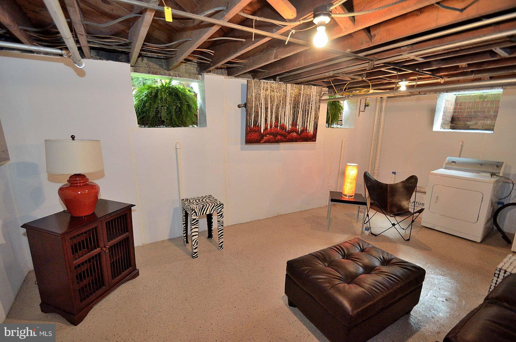 2423 Ridge Rd Drive Alexandria, VA 22302 - Photo 14 of 19 a living room with furniture