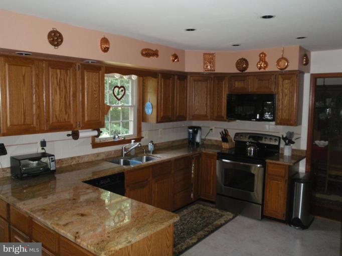 8230 Honeysuckle Road Manassas, VA 20112 - Photo 3 of 15 Kitchen