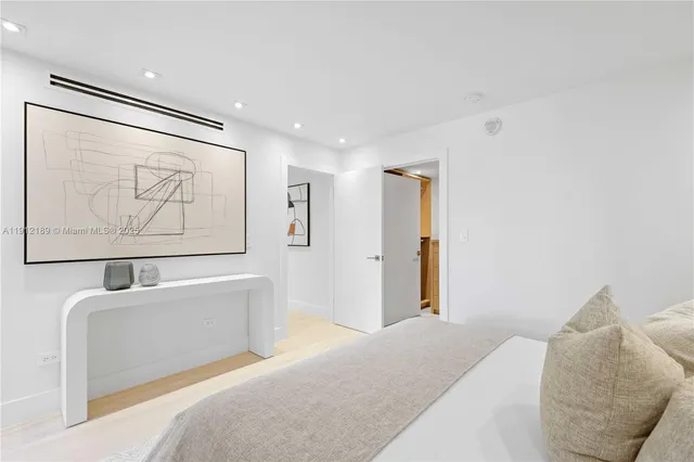 $5,400,000 | 5500 Collins Avenue, Unit 901 & 902, Miami Beach, FL 33140