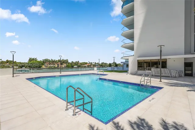 $5,400,000 | 5500 Collins Avenue, Unit 901 & 902, Miami Beach, FL 33140