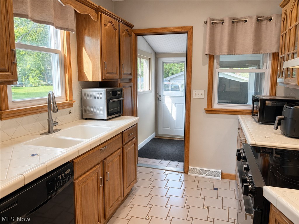 376 Fairgrounds Road Painesville, OH 44077 - Photo 8 of 40 Gallery Image 8