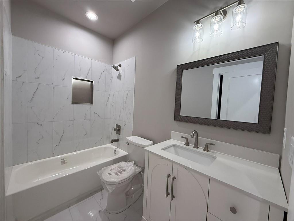 3700 Robinson Road Northeast Marietta, GA 30068 - Photo 36 of 49 a bathroom with a tub a sink and mirror