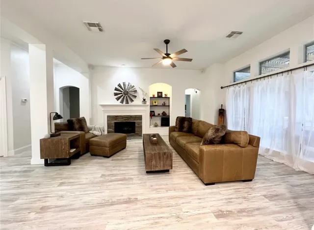 $2,650 | 14 Crestview Trail, Houston, TX 77082